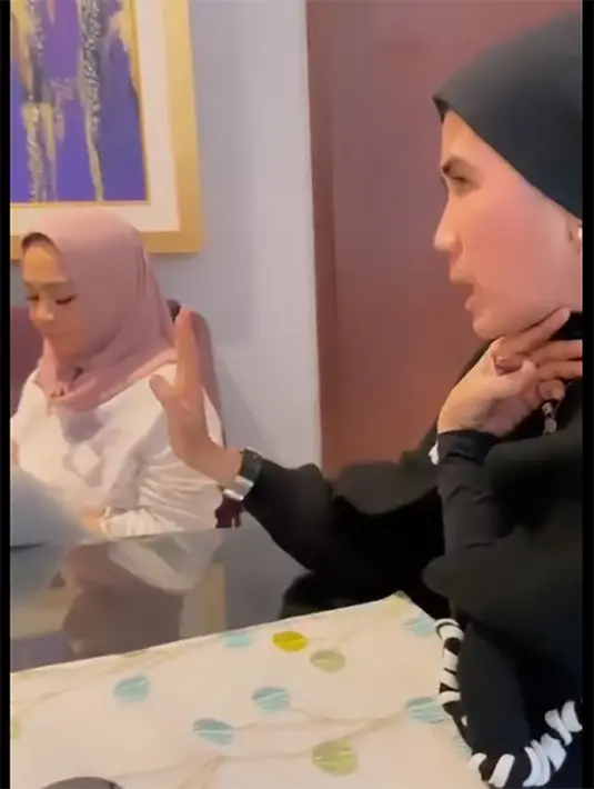 Cipung tampak duduk didampingi Sus Rini, dan disebelah kirinya ada neneknya Mama Rieta. Dalam  video yang diunggah, tampak lady rocker dari Bandung itu bicara dengan Cipung menggunakan bahasa Sunda. [Instagram/rieta_amilia]