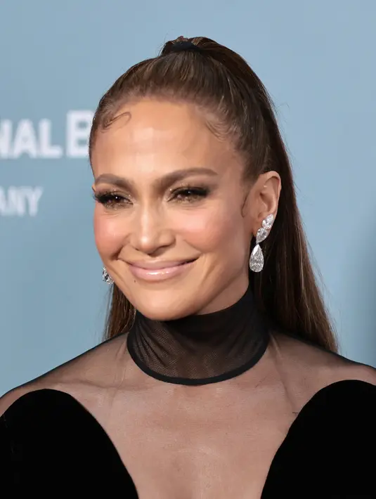 Jennifer Lopez menghadiri pemutaran perdana "Halftime" pada malam pembukaan Festival Tribeca di New York City, 8 Juni 2022. Tampilan glamournya dilengkapi dengan lipstik merah muda mengkilap, eyeshadow abu-abu smokey serta sapuan blush on yang terlihat youthful dan fresh. ((Jamie McCarthy /Getty Images via AFP)