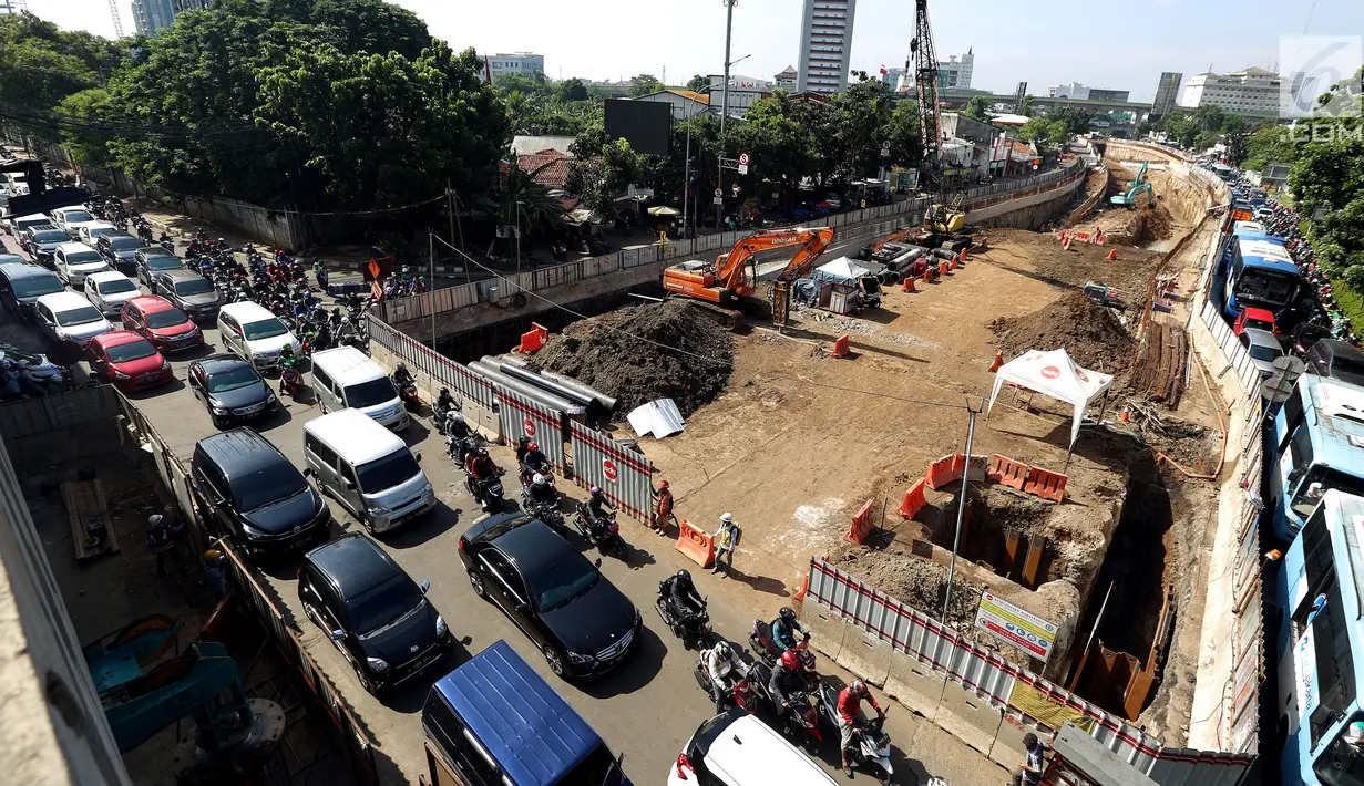 Sejumlah kendaraan terjebak kemacetan di samping proyek pembangunan underpass Mampang, Jakarta, Senin (6/11). Anies beranggapan, tak terdapatnya amdal lalin beresiko pada kemacetan parah di titik-titik pembangunan. (Liputan6.com/JohanTallo)