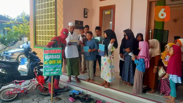 Wow, Ada Super Hero Masuk Masjid Bagikan Al-qur'an Gratis