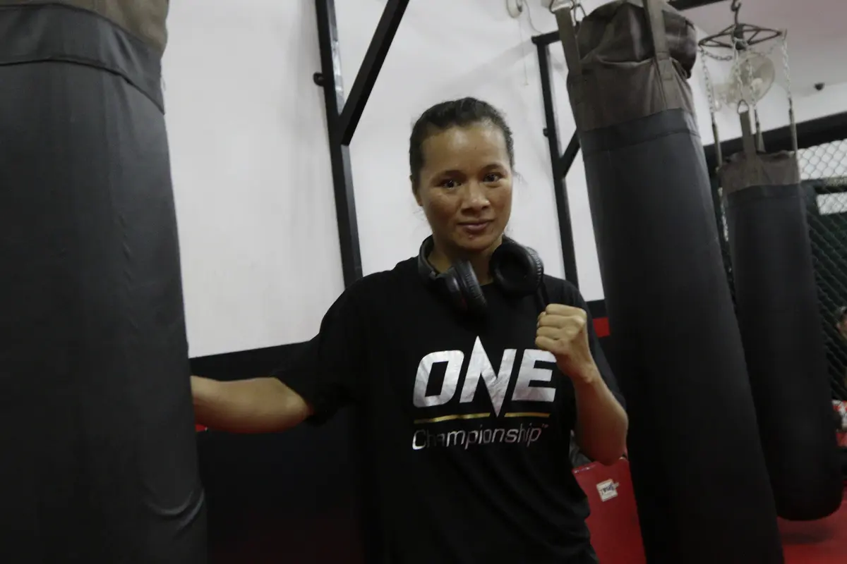 Petarung One Championship Indonesia, Priscilla Lumban Gaol, berpose usai latihan. (Bola.com/M. Iqbal Ichsan)