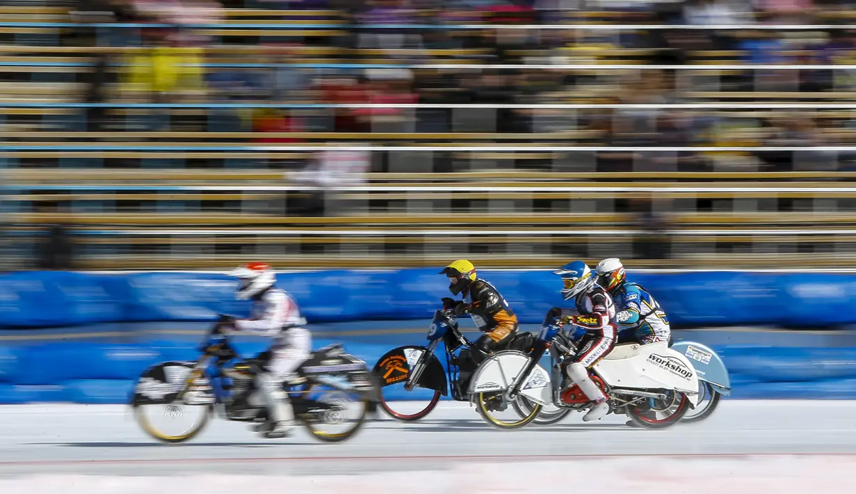 Sejumlah pembalap bersaing dalam Kejuaraan Dunia FIM Ice Speedway Gladiator di Arena Medeo, Almaty, Kazakhstan (21/2). Sirkuit yang diselimuti es membuat kejuaraan ini menjadi unik dan seru untuk disaksikan. (REUTERS/Shamil Zhumatov)