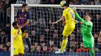 Kiper Barcelona Marc-Andre ter Stegen (kanan) mencoba menghalau saat pemain Cadiz Chris Ramos (tengah) menyundul bola pada pertandingan sepak bola Liga Spanyol di Stadion Camp Nou, Barcelona, Spanyol, 19 Februari 2023. Barcelona mengalahkan Cadiz dengan skor 2-0. (AP Photo/Joan Monfort)