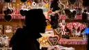 Seorang pria berjalan melewati pasar Natal di Mulhouse, Prancis timur, pada 23 November 2024. (SEBASTIEN BOZON/AFP)