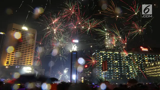VIDEO: Gerimis, Pesta Kembang Api di Jakarta Tetap Meriah