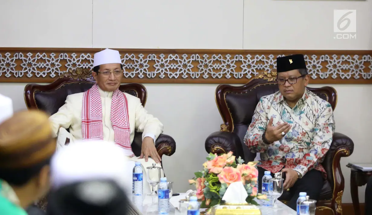 Suasana pertemuan Sekjen PDIP Hasto Kristiyanto (kanan) dengan Imam Besar Masjid Istiqlal Prof Nasaruddin Umar di Masjid Istiqlal, Jakarta, Rabu (11/4). Turut hadir pula jajaran pengurus Baitul Muslimin Indonesia (Bamusi). (Liputan6.com/Pool/Joan)