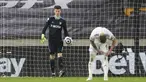 Kiper Leeds United, Illan Meslier (kiri) tampak kecewa usai membuat gol bunuh diri melawan Wolverhampton Wanderers dalam laga Lanjutan Liga Inggris 2020/21 pekan ke-25 di Molineux Stadium, Jumat (19/2/2021). Leeds kalah 0-1 dari Wolverhampton. (AP/Catherine Ivill/Pool)
