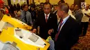 Menteri Perhubungan Budi Karya Sumadi (kiri) menyimak penjelasan soal alat Slickdisc MK-13 Skimmer dari Chairman Slickbar Indonesia Bayu Satya saat pembukaan Simposium Internasional Lingkungan Kelautan, di Jakarta, Rabu (28/11). (Liputan6.com/Johan Tallo)