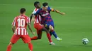 Striker Barcelona, Lionel Messi, berebut bola dengan pemain Atletico Madrid pada laga lanjutan La Liga pekan ke-33 di Camp Nou, Rabu (1/7/2020) dini hari WIB. Barcelona bermain imbang 2-2 atas Atletico Madrid. (AFP/Lluis Gene)