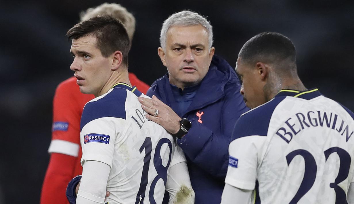 Jose Mourinho. Pelatih asal Portugal berusia 58 tahun ini telah menangani 3 klub EPL, yaitu Chelsea (2 periode), Manchester United dan Tottenham Hotspur. Berbagai gelar bergengsi telah diraih. Musim 2021/2022 ini ia membesut AS Roma di Liga Italia. (AFP/Pool/Kirsty Wigglesworth)