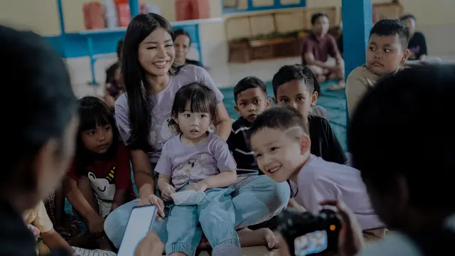 Miss Grand Indonesia 2014 Margenie MG bersama dengan suaminya merayakan ultah anaknya, Clara Marianne Surya di Panti Asuhan Sejahtera "House of Hope" di Surabaya, Jawa Timur.