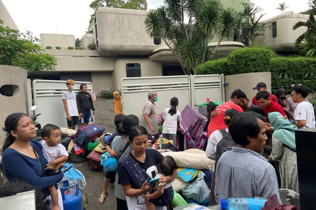 Ratusan warga mengungsi menjauh lokasi titik api kebakaran di Jalan Simprug Golf 2, Kebayoran Lama, Jakarta Selatan, Minggu (21/8/2022) siang (Liputan6.com/Muhammad Radityo Priyasmoro)