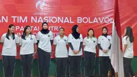 Timnas voli putri Indonesia mengikuti acara pelepasan menuju Asian Games 2026 di Padepokan Voli Jenderal Polisi Kunarto, Sentul, Bogor, Minggu (13/9/2026). Srikandi Merah Putih dilepas PP PBVSI untuk berlaga di Aichi-Nagoya, Jepang, dengan target menembus lima besar. (Bola.com/Arif Anggara Mulya)