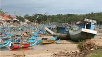 Gelombang Tinggi Pantai Selatan Garut Hantui Pengunjung. (Liputan6.com/Jayadi Supriadin)