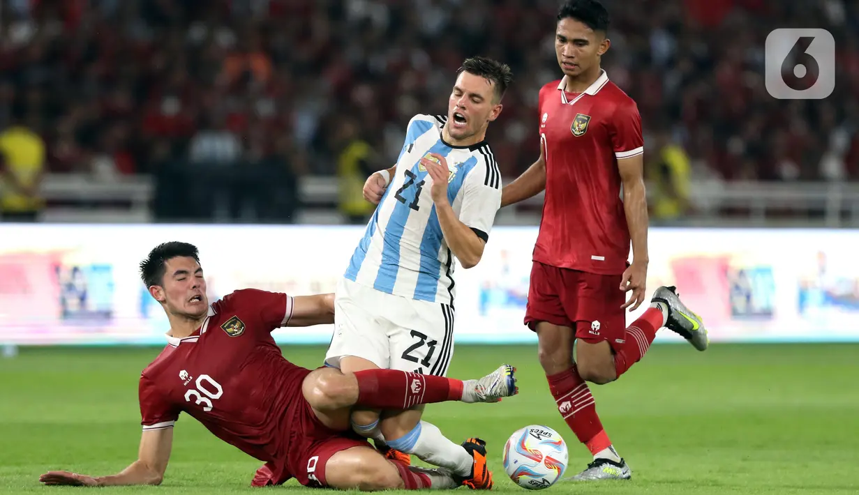 Kedua tim mengenakan seragam kebesaran, Indonesia merah dan Argentina biru-putih. Wasit asal Malaysia Muhammad Usaid bin Jamal memimpin pertandingan. Sesuai prediksi, Argentina menguasai bola pada lima menit pertama. Namun, Tim Tango belum mampu menciptakan peluang berarti. (Liputan6.com/Helmi Fithriansyah)
