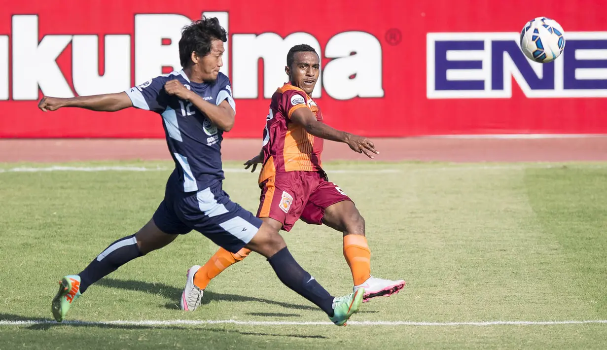 Pemain Borneo FC, Terens Puhiri, melepas umpan pada laga Piala Jenderal Sudirman melawan Persela di Stadion Gelora Delta Sidoarjo, Sabtu (21/11/2015). (Bola.com/Vitalis Yogi Trisna)