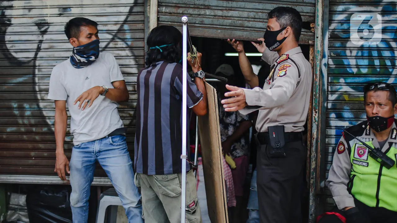 FOTO: PSBB Diperpanjang, PKL Tanah Abang Kembali Ditertibkan
