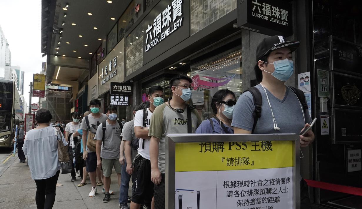 Penggemar game mengantre ikut pre-order game konsol Sony's PlayStation 5 (PS5) di toko retail Hong Kong, Jumat, (18/9/2020). (AP Photo/Kin Cheung)