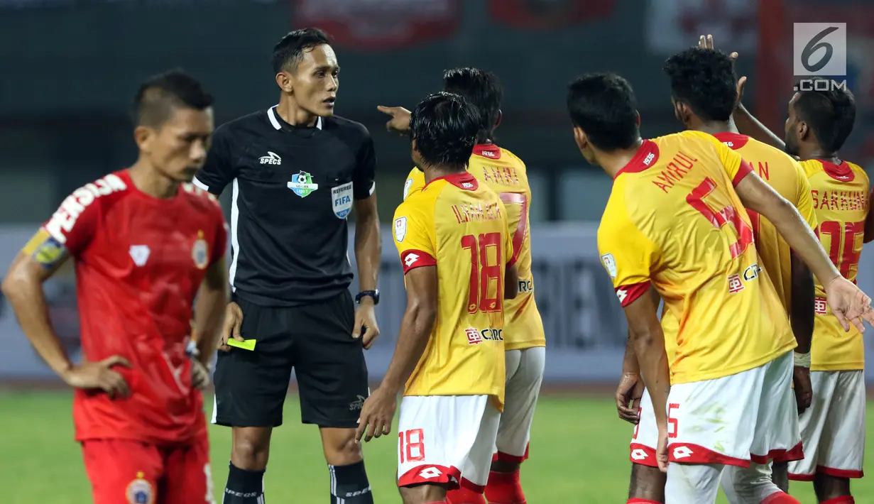 Pemain Selangor FA melakukan protes kepada wasit Mustafa Umarella saat melawan Persija di Stadion Patriot Candrabhaga, Bekasi, Kamis (6/9). Persija kalah 1-2. (Liputan6.com/Helmi Fithriansyah)