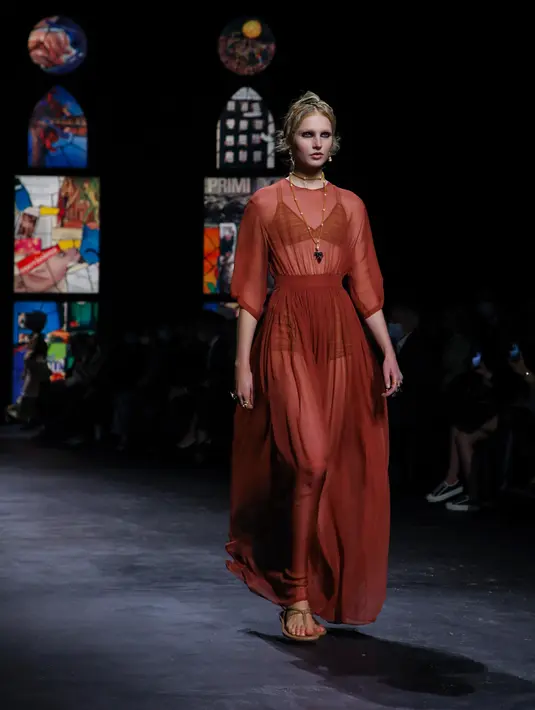 Seorang model mengenakan kreasi untuk koleksi busana edisi semi-musim panas 2021 Dior selama Paris Fashion Week pada Selasa (29/9/2020). Paris Fashion Week digelar kembali di tengah pandemi COVID-19 dan berlangsung mulai dari 28 September hingga 6 Oktober 2020. (Vianney Le Caer/Invision/AP)