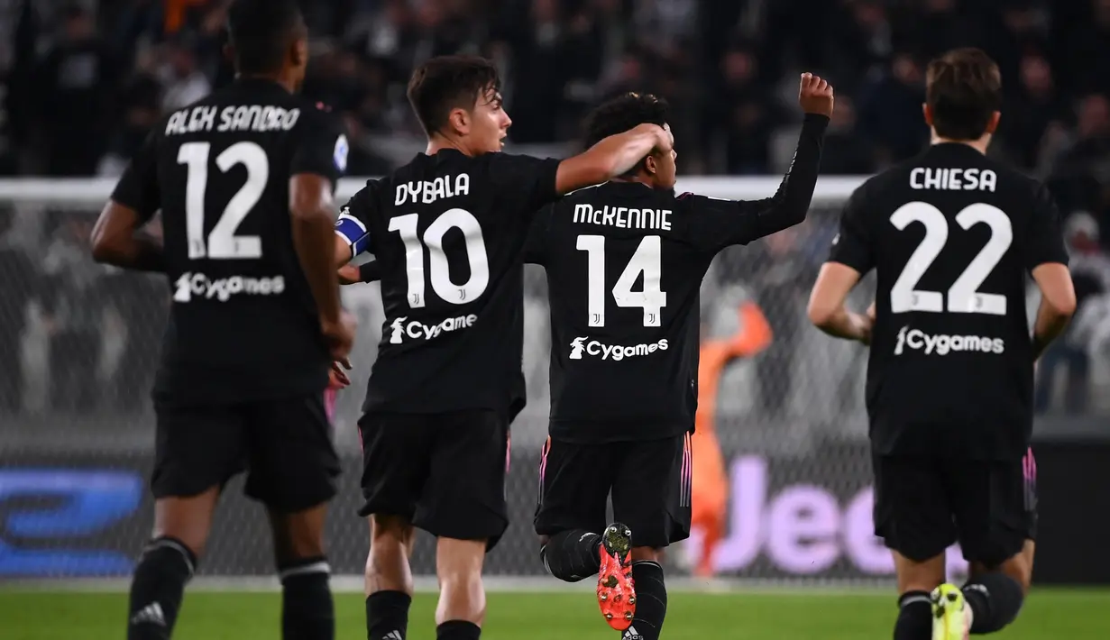 Juventus akhirnya mampu menyamakan kedudukan menit 76'. Weston McKennie, memanfaatkan umpan tendangan bebas Paulo Dybala, mengubah skor menjadi 1-1. (AFP/Marco Bertorello)