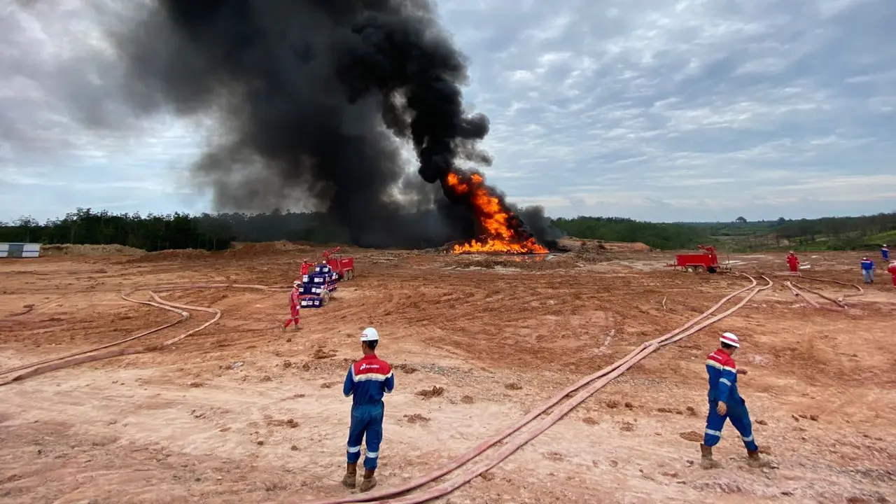 Kebakaran di sumur minyak liar di Area Keban, Desa Keban, Kecamatan Sanga Desa, Muba akibat melakukan pengeboran ilegal (illegal drilling) (28/2).