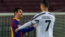 Striker Barcelona, Lionel Messi, berjabat tangan dengan striker Juventus, Cristiano Ronaldo, pada laga Liga Champions di Stadion Camp Nou, Rabu (9/12/2020). Laga tersebut menjadi ajang reuni dua mega bintang yakni Messi dan Ronaldo. (AP Photo/Joan Monfort)