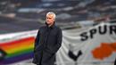 Pelatih Tottenham, Jose Mourinho, memperhatikan pemainnya saat menghadapi LASK pada laga Grup J Liga Europa 2020/2021 di Tottenham Hotspurs Stadium, Jumat (23/10/2020) dini hari WIB. Tottenham menang telak 3-0 atas LASK. (AFP/Daniel Leal-Olivas)