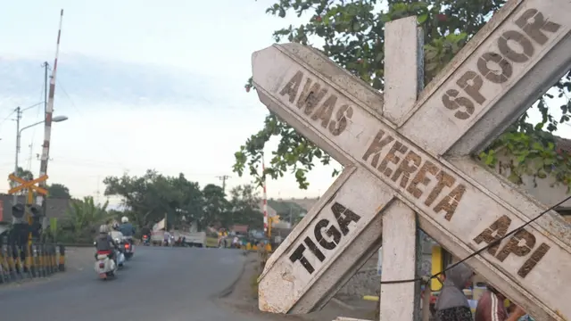 PT KAI terus mengurangi jumlah perlintasan kereta tak berpintu dengan penertiban. (Foto: Liputan6.com/Muhamad Ridlo)