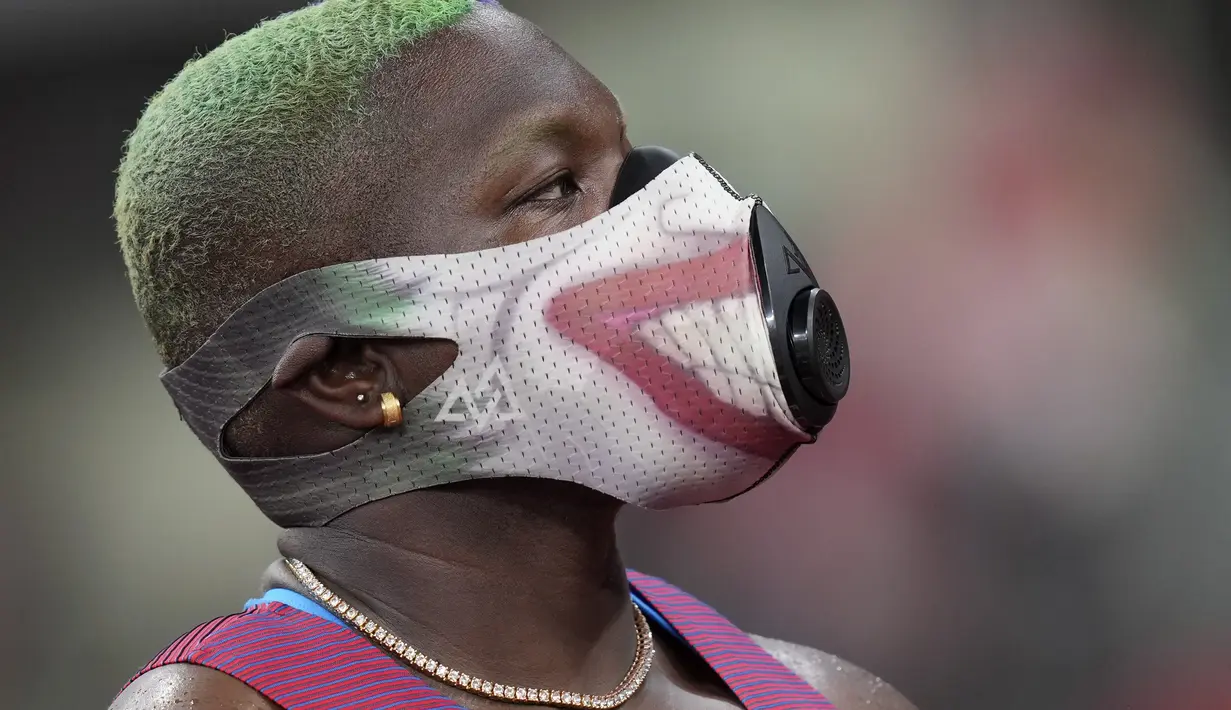 Atlet tolak peluru Amerika Serikat, Raven Saunders menunggu untuk berlaga di babak kualifikasi pukulan putri di Olimpiade Musim Panas 2020 di Tokyo, Jumat (30/7/2021). Saunders berhasil memuncaki Grup A dengan lemparan peluru sejauh 19,22 meter. (AP Photo/Matthias Schrader)