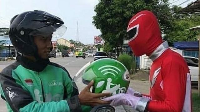 8 Kostum Penumpang Ojek Online Ini Unik Banget, Jadi Pusat Perhatian