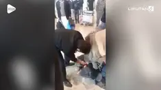 Menteri Pariwisata Pakistan nekat membakar bajunya karena kesal penerbangan yang akan ditumpanginya batal.