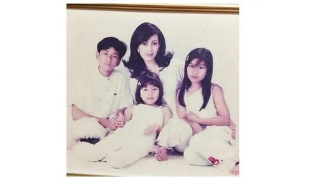 6 Foto Jadul Ibu Raffi Ahmad, Bak Kakak Beradik dengan Anak-Anaknya