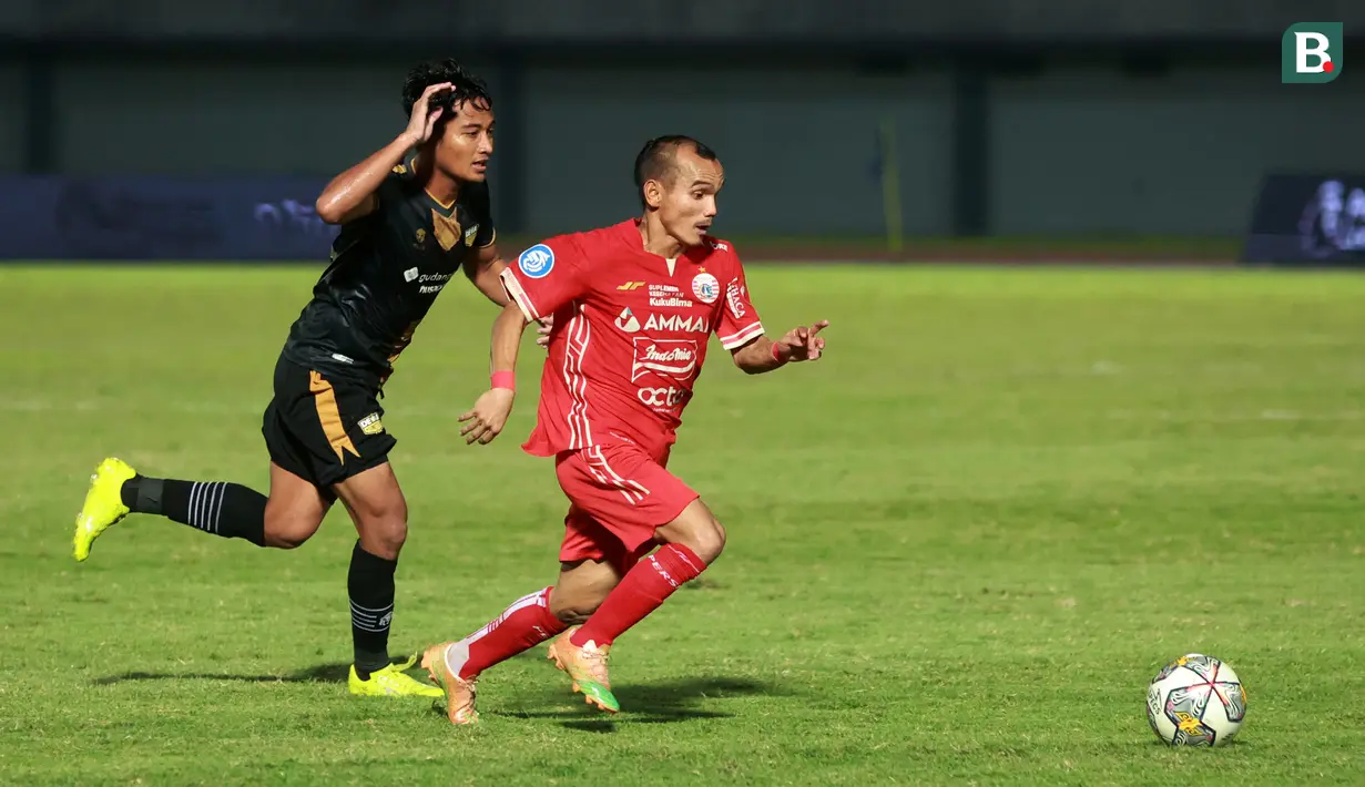 Pemain Persija Jakarta, Riko Simanjuntak, menggiring bola saat melawan Dewa United pada laga BRI Liga 1 di Stadion Indomilk Arena, Tangerang, Senin (10/4/2023). Persija menang dengan skor 1-0. (Bola.com/M Iqbal Ichsan)