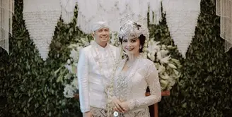 Tiwi Eks T2, telah resmi menikah dengan Arsyad A Rahman pada 22 Februari 2020 lalu. Tak lagi menjanda, ternyata ada cerita unik di balik terwujudnya pernikahan Tiwi dan Arsyad. (Instagram/tentangtiwi)