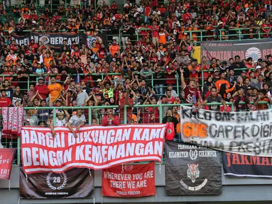 Suporter Persija Jakarta memasang spanduk protes saat pertandingan melawan Perseru Badak Lampung pada laga Liga 1 2019 di Stadion Patriot, Bekasi, Minggu (1/9). Persija takluk 0-1 dari Badak Lampung. (Bola.com/M Iqbal Ichsan)