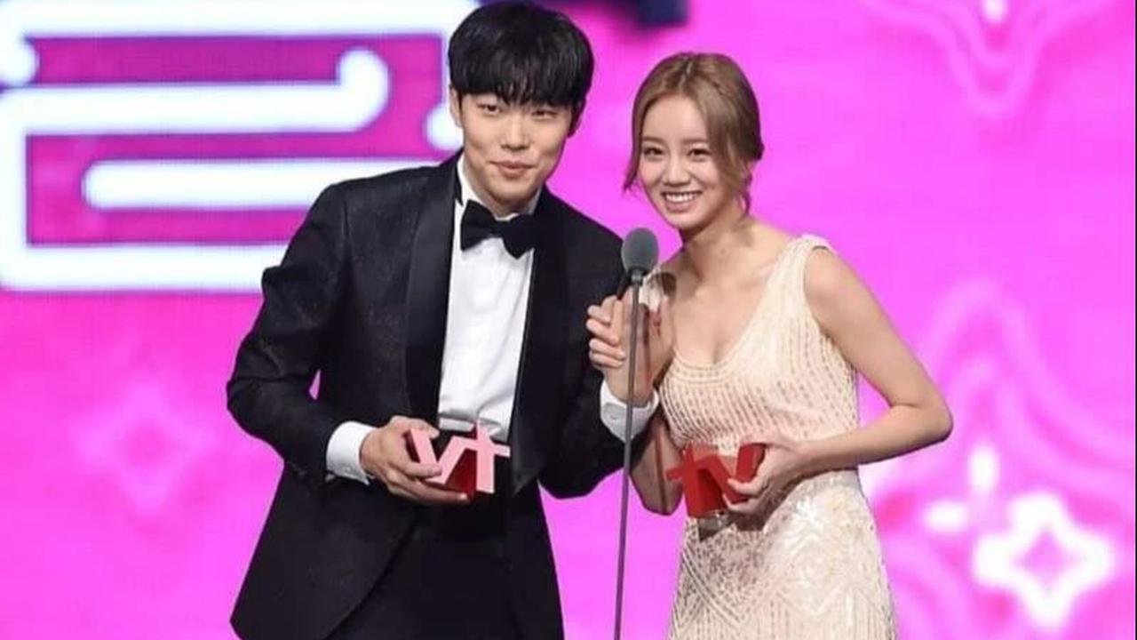 11. Hyeri - Ryu Jun Yeol