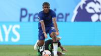 Gelandang Timnas U-23 Brasil yang baru berusia 19 tahun milik Chelsea, Andrey Santos harus rela dipinjamkan ke Strasbourg hingga akhir musim 2023/2204. Kekurangan menit bermain menjadi pemicu sang pemain hijrah meninggalkan Stamford Bridge. Total ia baru mengemas dua penampilan di semua kompesisi bersama klub asuhan Maurichio Pochettino. (AFP/Getty Images/Tim Nwachukwu