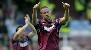 Selebrasi kapten West Ham United, Matthew Upson setelah berakhirnya laga menghadapi Wigan Athletics pada laga Liga Inggris 2009/2010 di Boleyn Ground, Upton Park, London (24/4/2010). Matthew Upson yang telah pensiun sebagai pemain pada Juli 2016 bersama MK Dons tercatat pernah membela West Ham United selama 4,5 musim sejak paruh musim 2006/2007 hingga akhir musim 2010/2011. Ia diboyong The Hammers dari Birmingham City dengan nilai transfer 12,6 juta euro atau kini setara Rp211 miliar. (AFP/Olly Greenwood)