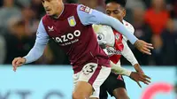 Gelandang Aston Villa  Philippe Coutinho (kiri) ditantang oleh bek Southampton  Kyle Walker-Peters  dalam pekan ke-8  Liga Premier Inggris di Villa Park, Sabtu (17/09/2022). Aston Villa unggul 1-0 berkat gol Jacob Ramsey pada menit ke-41. (Photo by Geoff Caddick / AFP)