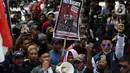 Puluhan warga yang tergabung dalam Aliansi Masyarakat Pati Bersatu berunjuk rasa di depan gedung Merah Putih Komisi Pemberantasan Korupsi (KPK), Jakarta, Senin (1/9/2025). (Liputan6.com/Helmi Fithriansyah)