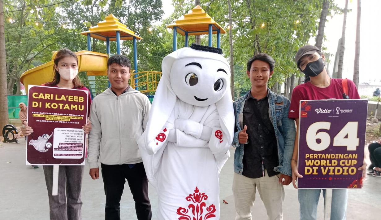 Antusiasme masyarakat Bekasi bertemu La'eeb sangat besar. Banyak yang mengabadikan momen bersama sang maskot Piala Dunia 2022 yang bakal hadir eksklusif di EMTEK Group. (Dok. SCM)