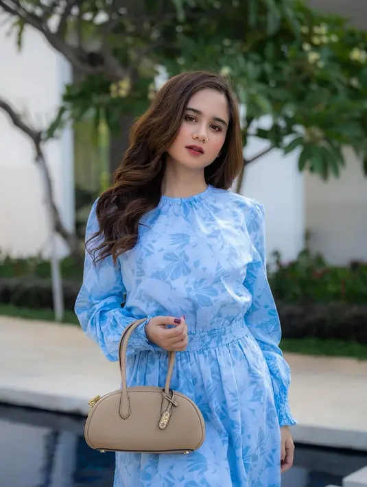 Melihat penampilan Tissa Biani dengan wajah full makeup sudah biasa. [@tissabiani].