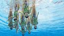 Penampilan tim renang synchronized putri Tiongkok pada FINA Swimming World Championships di Kazan Arena, Russia, Selasa (28/7/2015). (EPA/Patrick B. Kraemer)