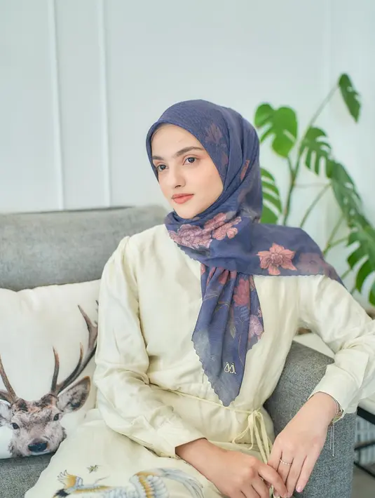Opsi styling hijab segi empat bermotif, bisa sontek gaya selebgram Nisma Bahanan satu ini. [Foto: IG/nismabahanan].