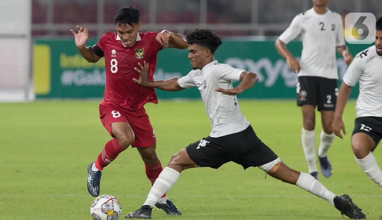 Kapten timnas Indonesia U-20, Arkhan Fikri (kiri) mendapat adangan dari sejumlah pemain Fiji pada laga International Friendly Match di Stadion Utama Gelora Bung Karno, Jumat (17/2/2023). Indonesia U-20 unggul 4-0 atas Fiji. Kemenangan ini menjadi modal berharga bagi tim asuhan Shin Tae Yong untuk menghadapi laga selanjutnya melawan Selandia Baru pada Minggu (19/2/2023). (Liputan6.com/Faizal Fanani)