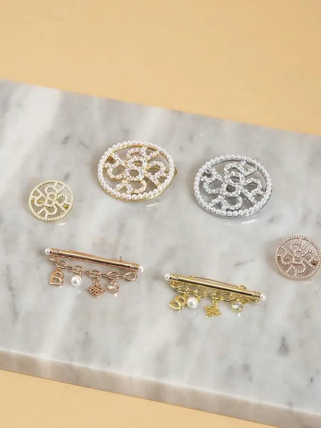 Membawa Keindahan Biota Laut dalam Koleksi Scarf Kolaborasi Buttonscarves x Ria Miranda