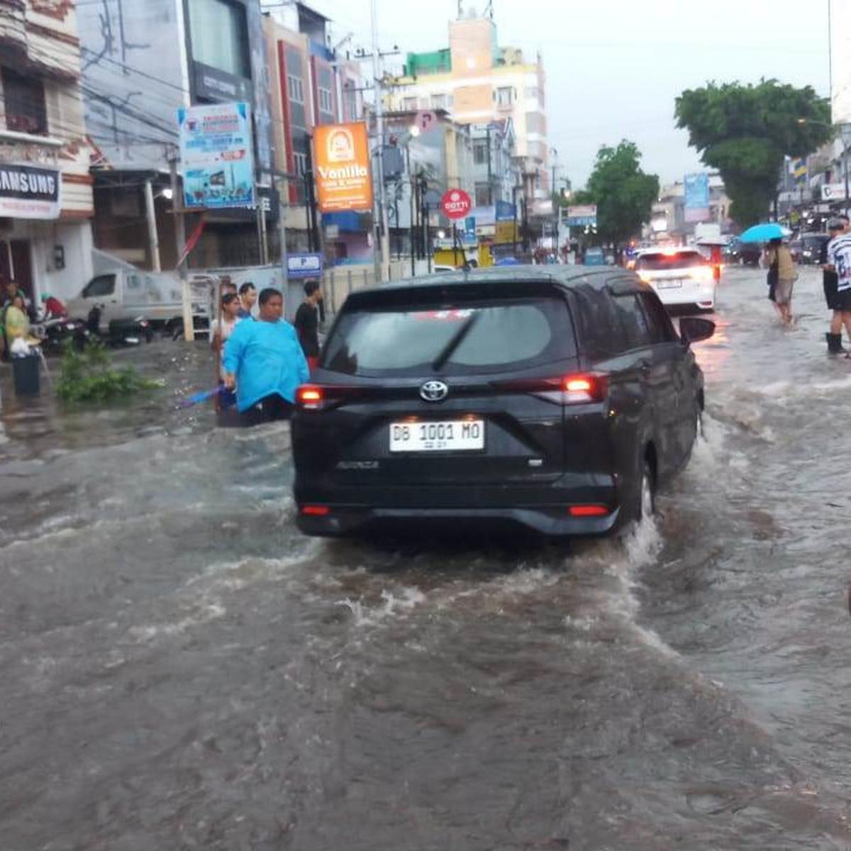 Hujan yang terjadi di Kota Manado pada, Selasa (1/10/2024), menyebabkan banjir di sejumlah kawasan di ibukota Provinsi Sulut itu.