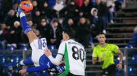 Gelandang serang Como, Nico Paz, memperagakan tendangan salto dalam pertandingan melawan Sassuolo di Stadio Comunale G. Sinigaglia, Como, Sabtu (29-11-2025) dini hari WIB pada pekan ke-13 Serie A 2025/26. (Dok. X @Como_1907)
