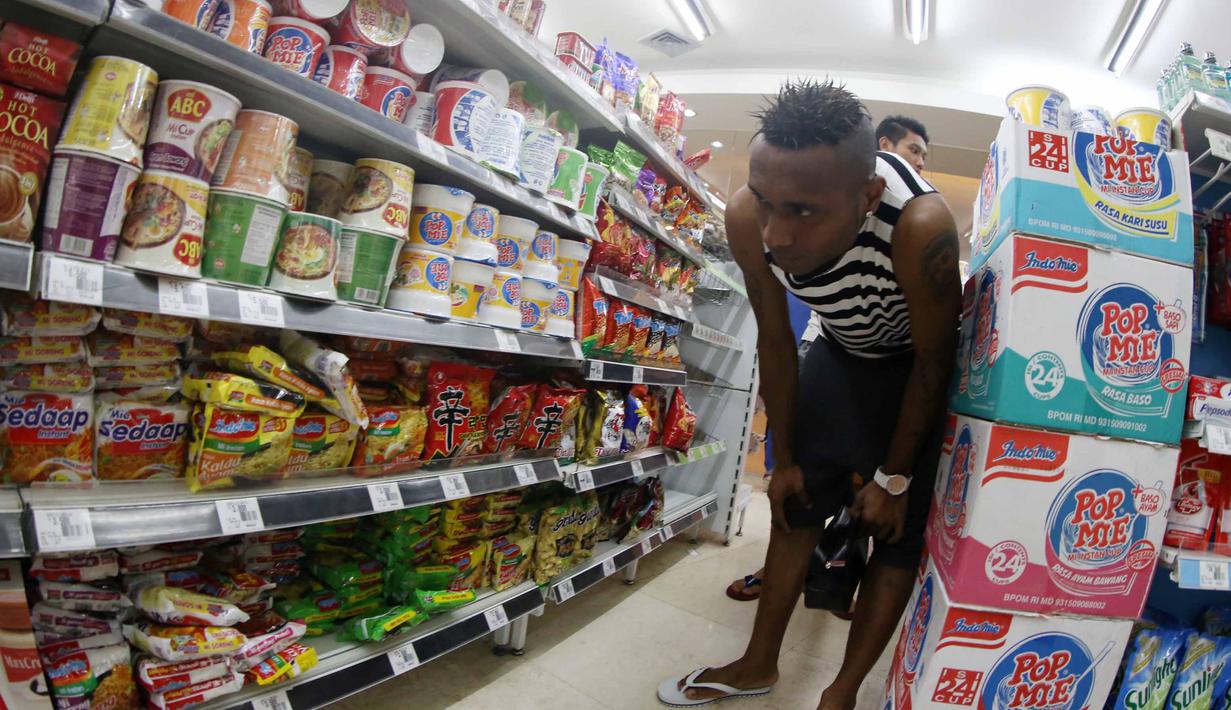 Pemain Sriwijaya FC Titus Bonai saat belanja cemilan di Kawasan Hotel Bidakara, Jakarta, Sabtu (17/10/2015). (Bola.com/Nicklas Hanoatubun)